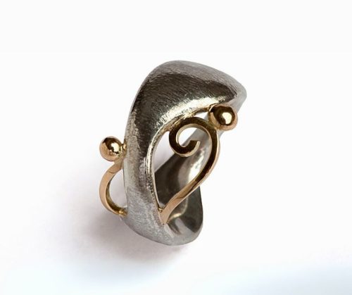 #23 Snirkelring med guldtråd og guldkugler