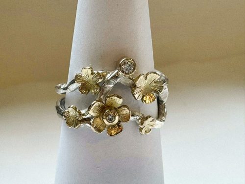 ring med blomster